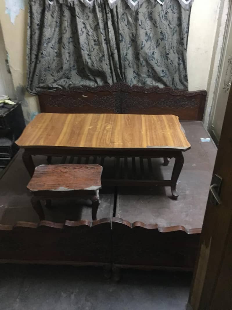 kaali taali bed with two tables same wood 0