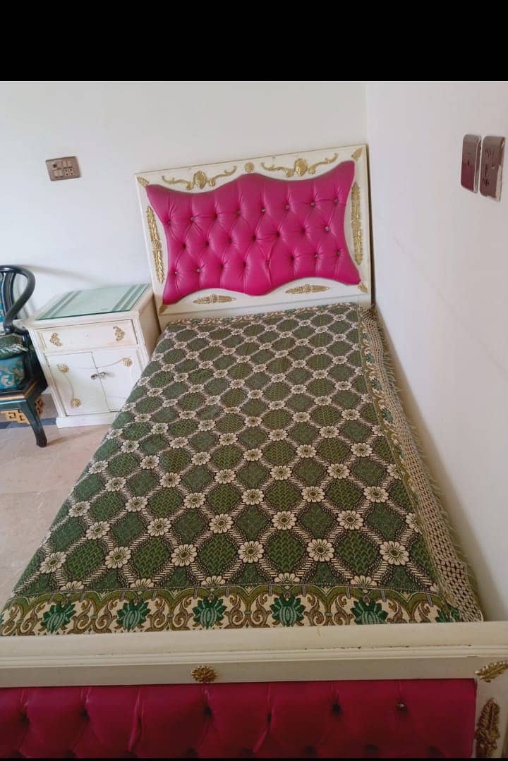 Beautiful single bed 1