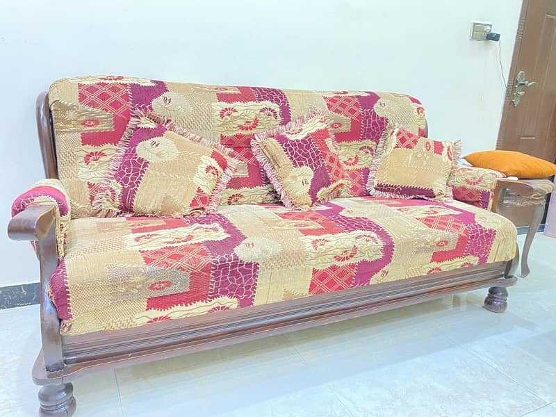 soffa set  5seater 3alag 2 alag alag hn achi condition or wood be achi 2