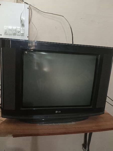 LG tv in running condition and low price 1