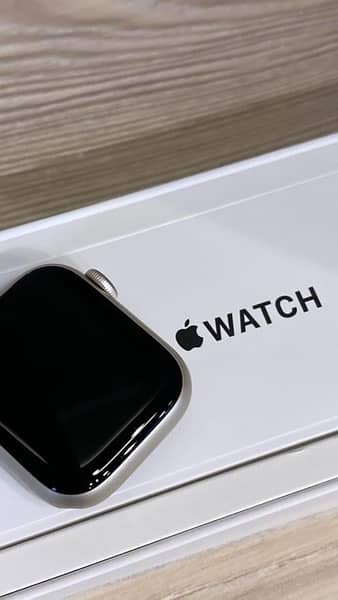 iwatch Series 8 , 45mm , Starlight Colour 1