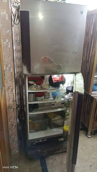 family size fridge in gud condition 7