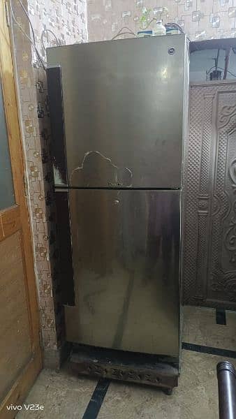 family size fridge in gud condition 8