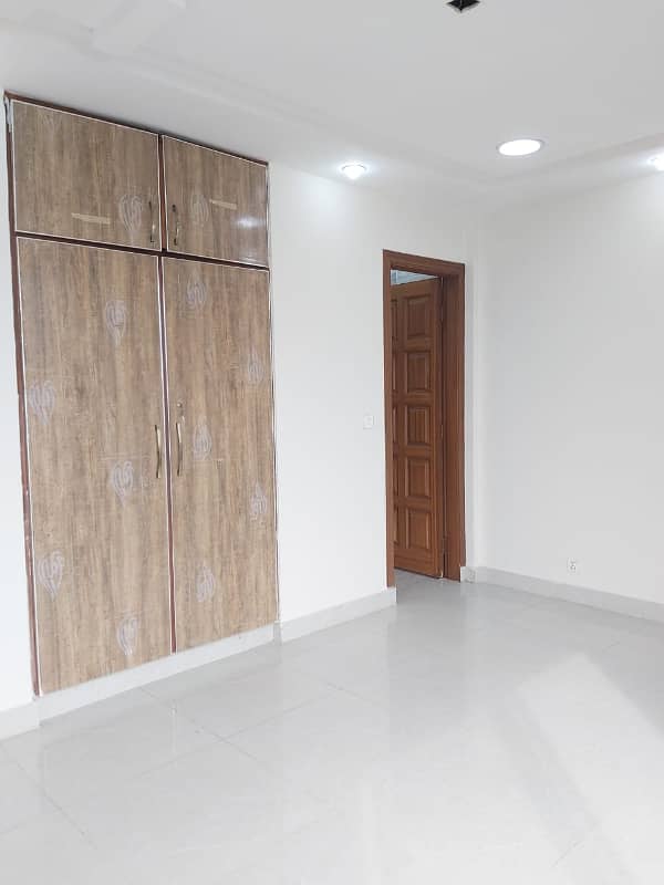 8 Marla Good Located Upper Portion is in Bahria Town Lahore on Rent with Gas 0