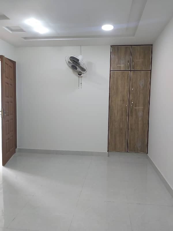 8 Marla Good Located Upper Portion is in Bahria Town Lahore on Rent with Gas 3