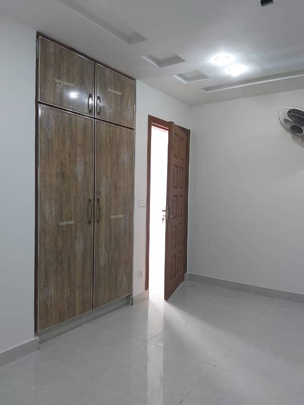 8 Marla Good Located Upper Portion is in Bahria Town Lahore on Rent with Gas 4