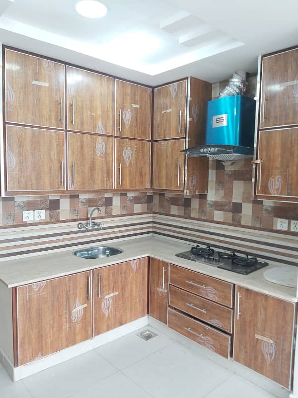 8 Marla Good Located Upper Portion is in Bahria Town Lahore on Rent with Gas 5