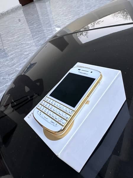 Blackberry Q10 like New PTA approved gold special edition 0