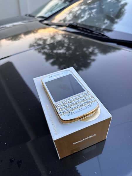 Blackberry Q10 like New PTA approved gold special edition 2