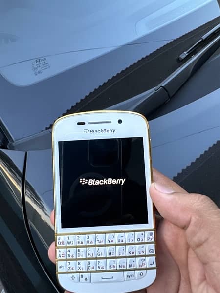 Blackberry Q10 like New PTA approved gold special edition 5