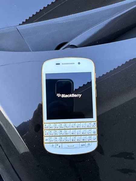 Blackberry Q10 like New PTA approved gold special edition 6