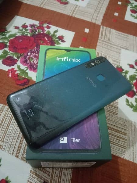 infinix hot 8    4/64 panal chang all ok with box 03431321366 4