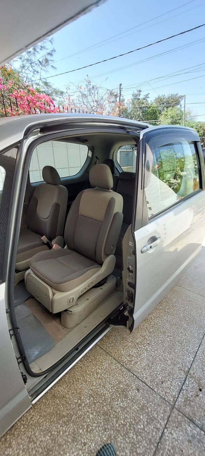 Toyota Porte 2011 with special seat for Disabled/Handicap persons 7