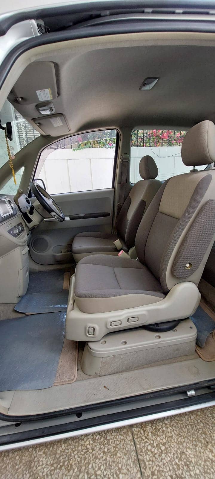 Toyota Porte 2011 with special seat for Disabled/Handicap persons 10