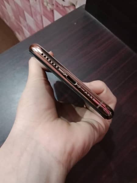 iPhone XS Max gold colour 1