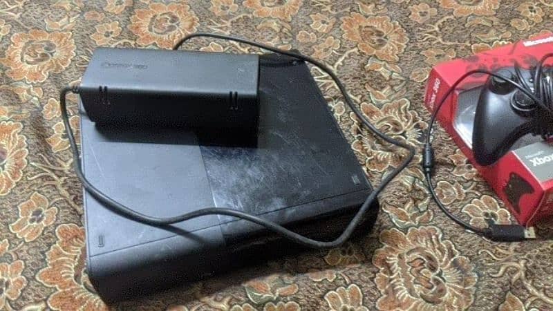 this console Xbox 360e model with wireless controller 2
