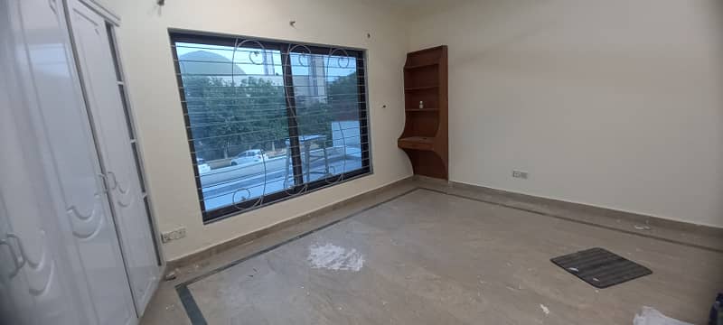 Prime location sprat gate Knaal 3bed upper portion for rent in dha phase 4 3