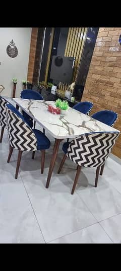 Trending style dinning table available in good condition 0