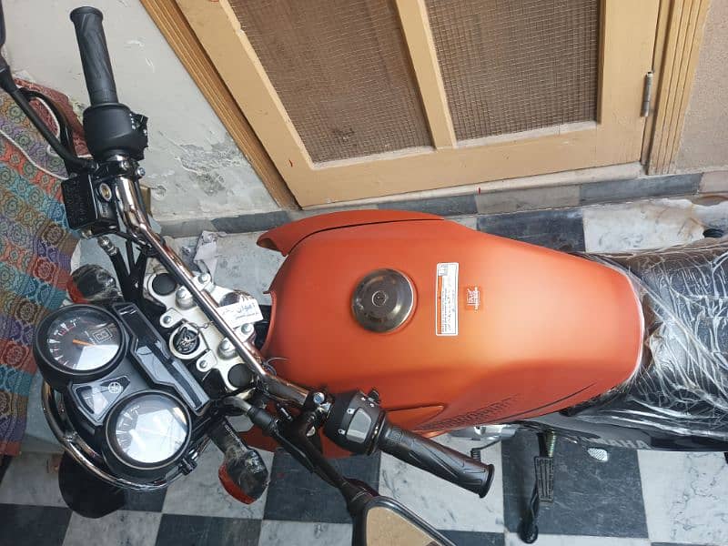 Yamaha ybr125g matt orange 1