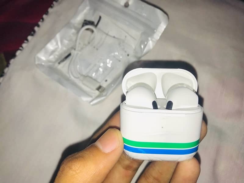 airpods pro 4 available (new) 1