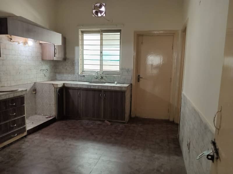 01 KANAL FULLY RENOVATED DOUBLE UNIT VERY BEAUTIFUL BUNGALOW AVAILABLE FOR RENT 12