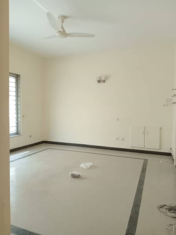 01 KANAL FULLY RENOVATED DOUBLE UNIT VERY BEAUTIFUL BUNGALOW AVAILABLE FOR RENT 23