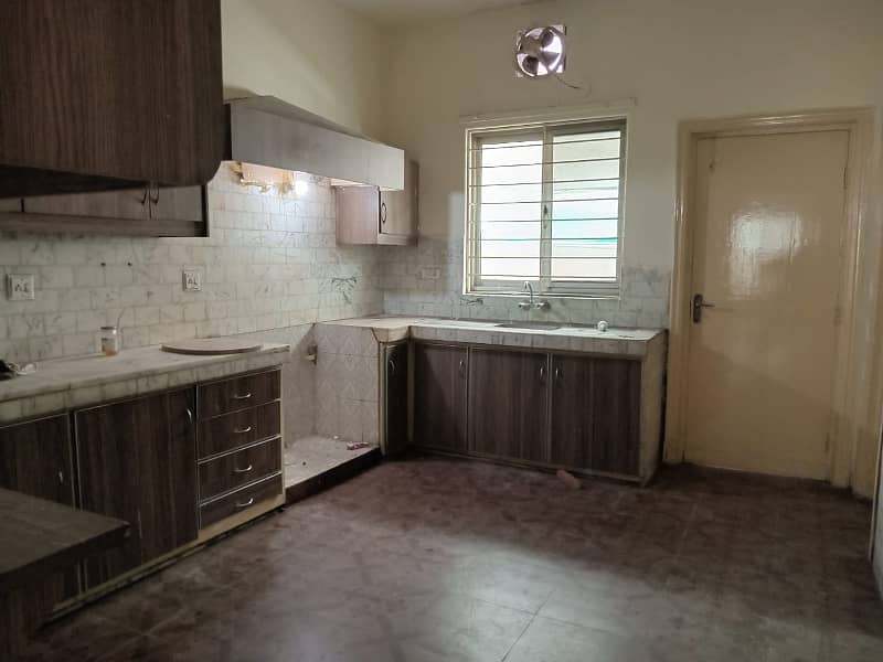 01 KANAL FULLY RENOVATED DOUBLE UNIT VERY BEAUTIFUL BUNGALOW AVAILABLE FOR RENT 36