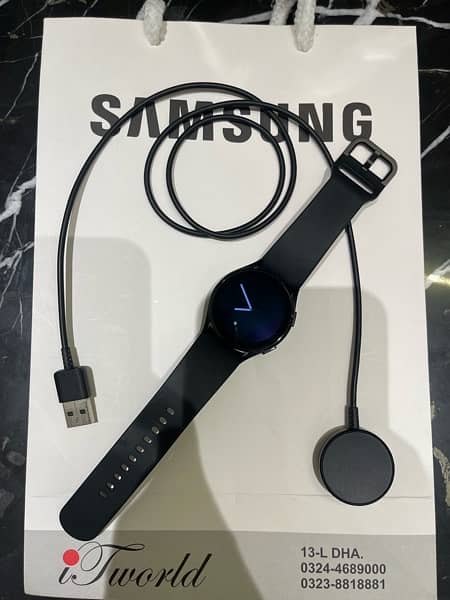 Samsung galaxy watch4 40mm with original charger and assesories 1