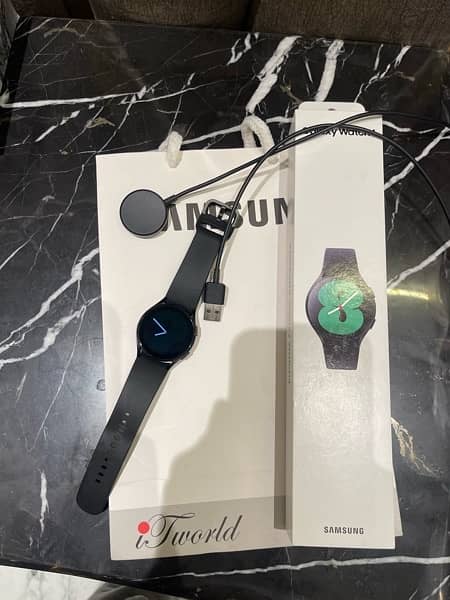 Samsung galaxy watch4 40mm with original charger and assesories 2