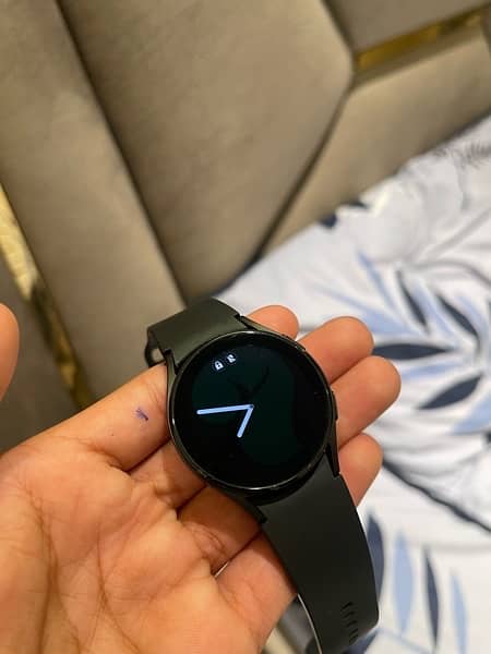 Samsung galaxy watch4 40mm with original charger and assesories 3