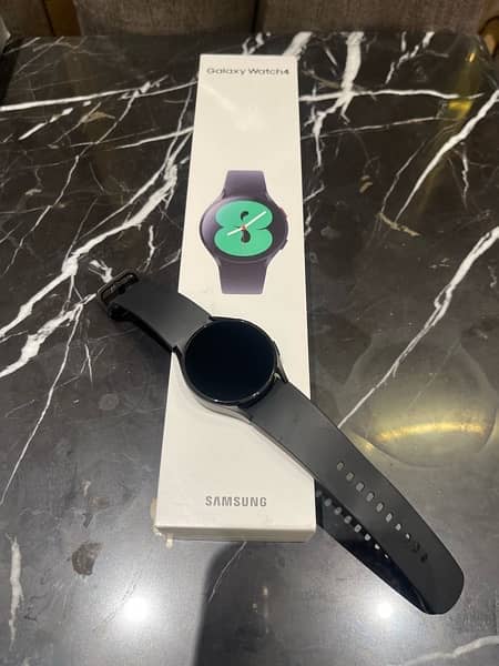 Samsung galaxy watch4 40mm with original charger and assesories 4