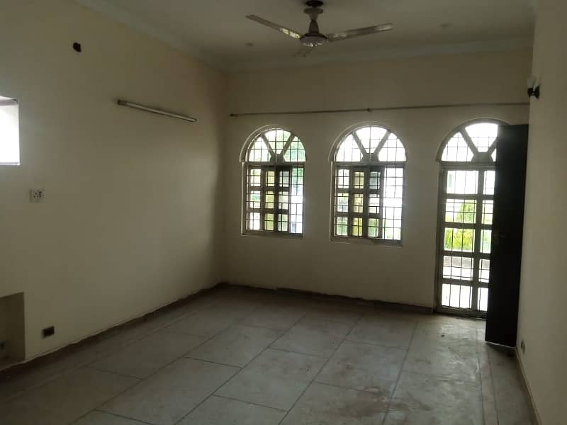 01 KANAL BEAUTIFUL UPPER PORTION LOWER PORTION LOCKED AVAILABLE FOR RENT 4