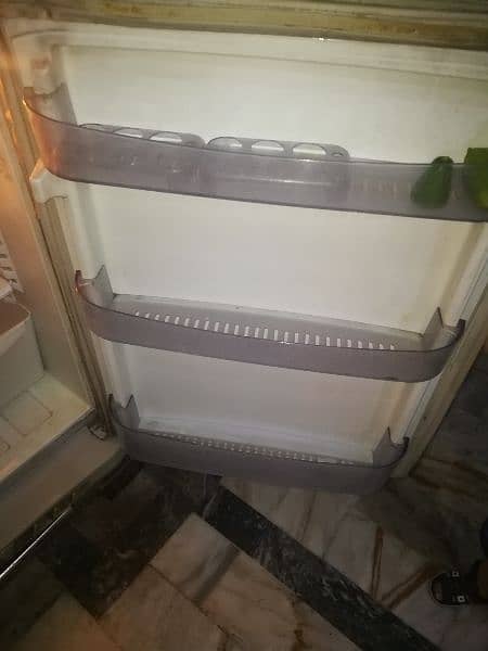 Pel fridge. good condition urgent sale 4