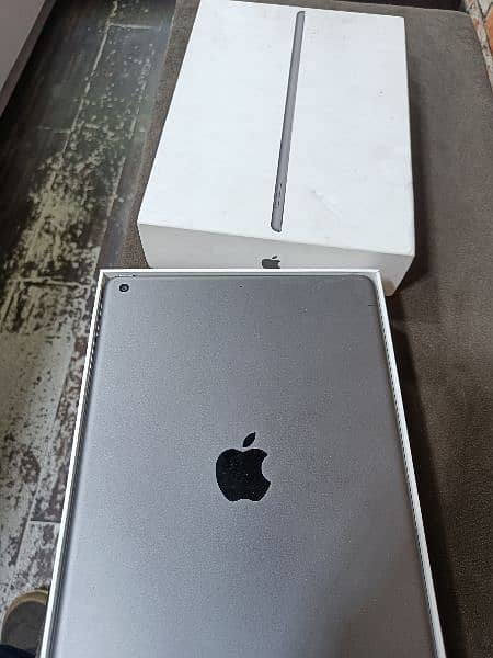apple ipad 8th gen 32gb and 9th gen 64gb with box like new 10/10 1