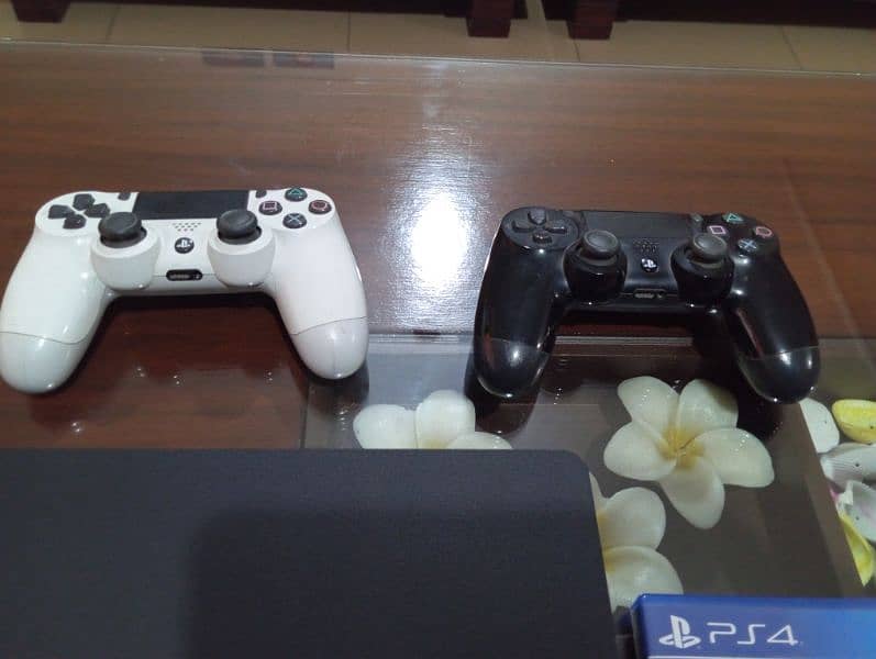 PS4 Slim 500GB , 2 Controllers , 3 Games 4