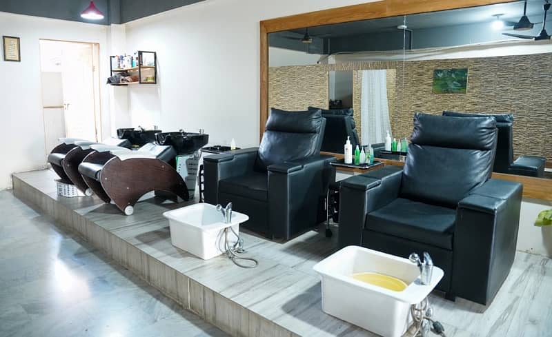 Beauty Salon (Business For urgent Sale)monthly rent 60k Only 5