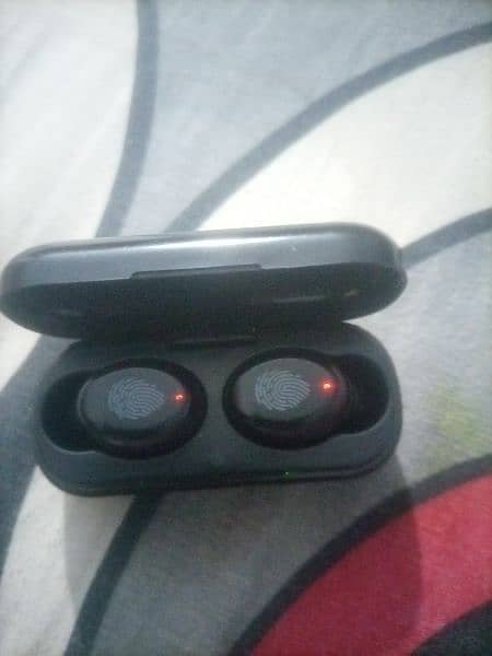 v8 airbuds 10/10 condition 1
