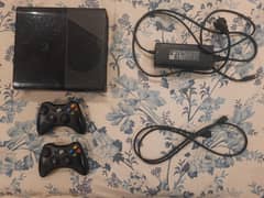 Xbox 360 E 250 GB + 2 Wireless Controllers + 13 Preinstalled Games