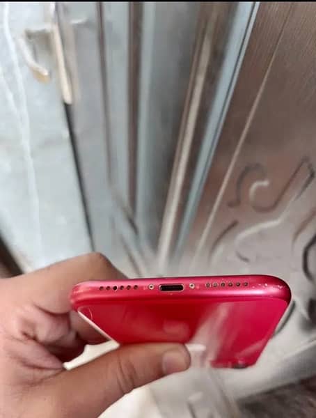 iPhone 11 red product jv 256 gb water pack 2