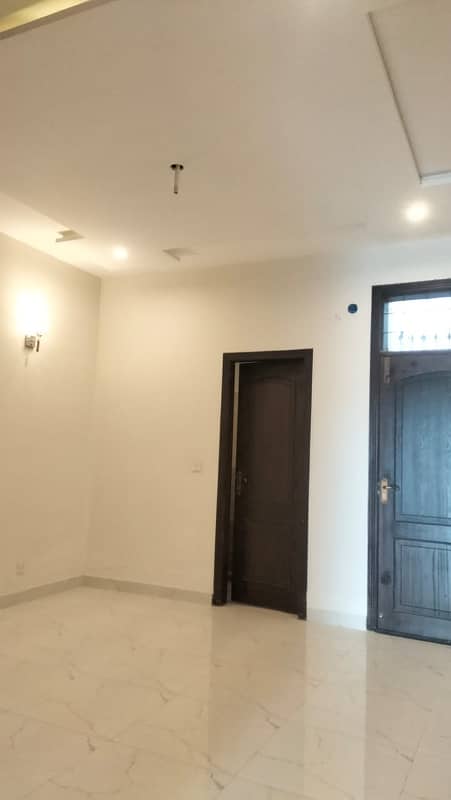 10 Marla Brand New house For Rent In Park View City Lahore. 5
