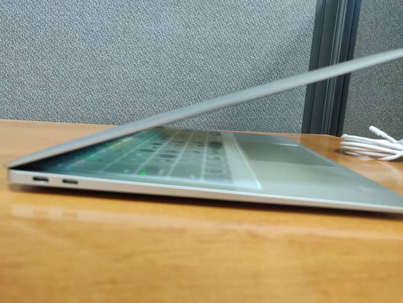 Macbook air 2019, 8gb/256gb, with m2 fast charger 4