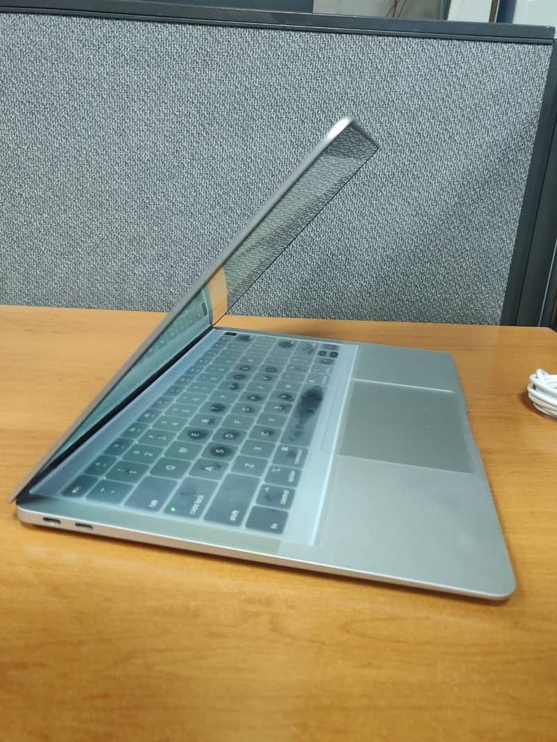 Macbook air 2019, 8gb/256gb, with m2 fast charger 8