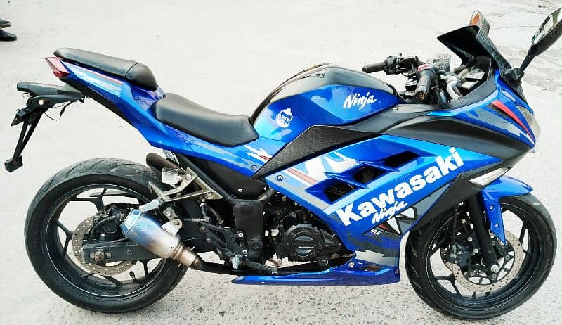 Kawasaki ninja 250cc 19 model lush condition O3O97O59755 watts app 3