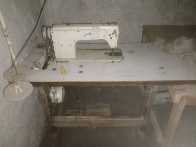 4 machine sewing.   2 juki senger and 2 safte 4 thread sarwo 2