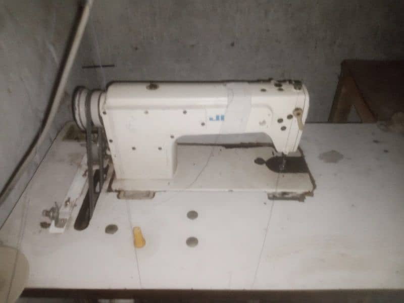4 machine sewing.   2 juki senger and 2 safte 4 thread sarwo 7