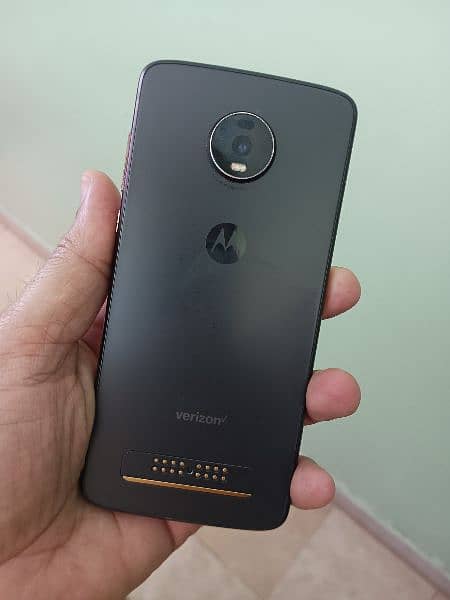 Moto Z4 4/128 with charger 3