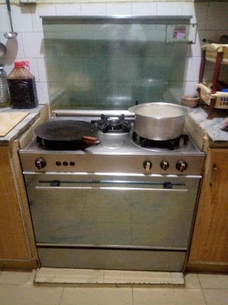 Full size Gas oven with grill and three stoves on top negotiable price 1