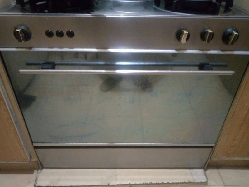 Full size Gas oven with grill and three stoves on top negotiable price 4