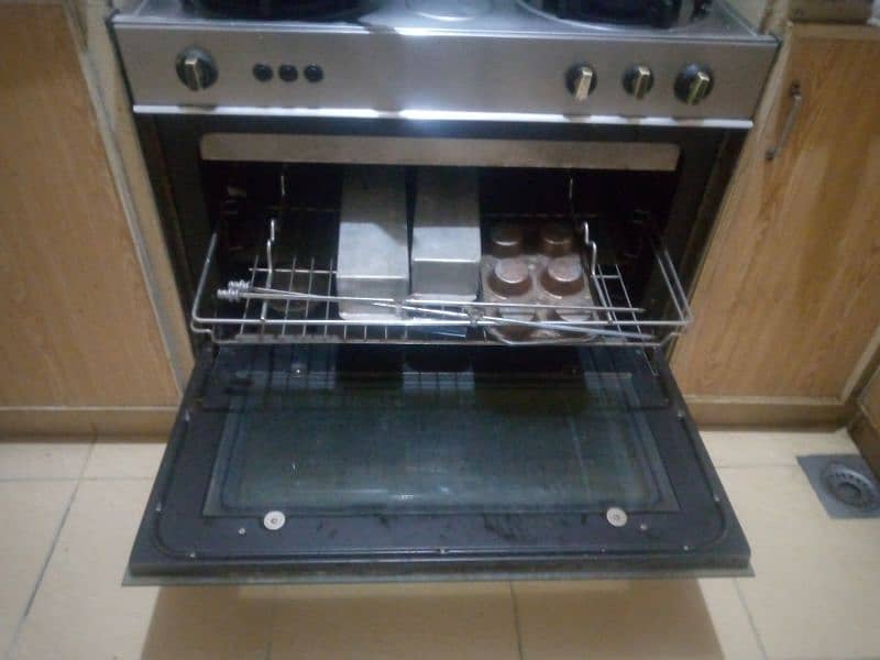 Full size Gas oven with grill and three stoves on top negotiable price 5
