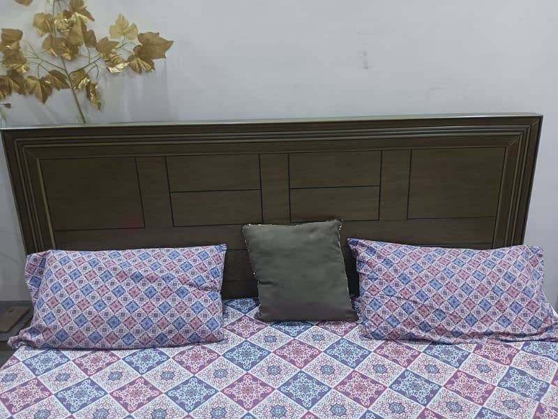 wood bed set with 2 site tables 1